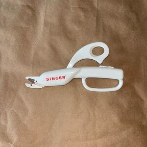 Singer White Electric fabric cutting scissors
